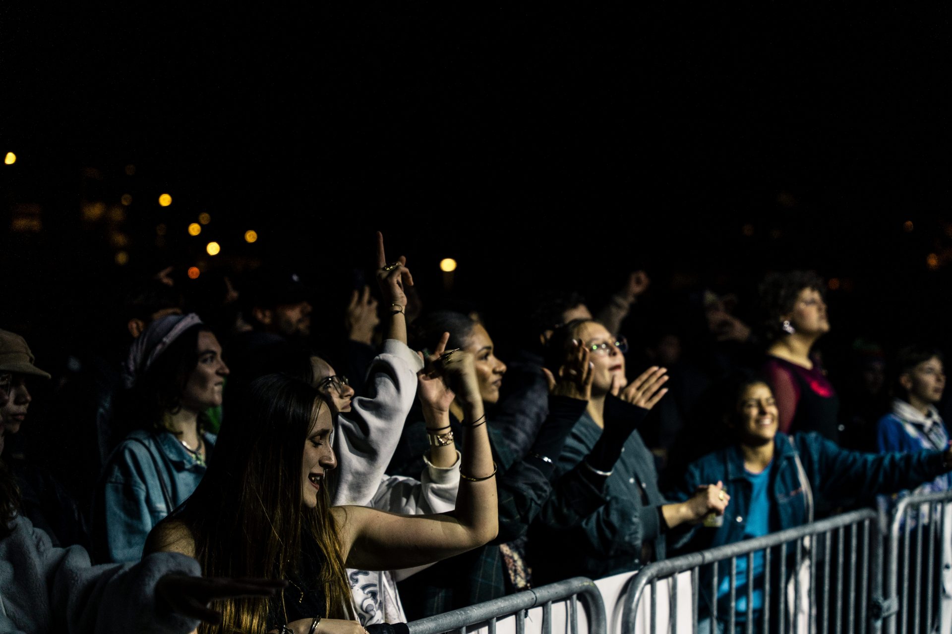 Ambiance nocturne du festival au Puits Couriot