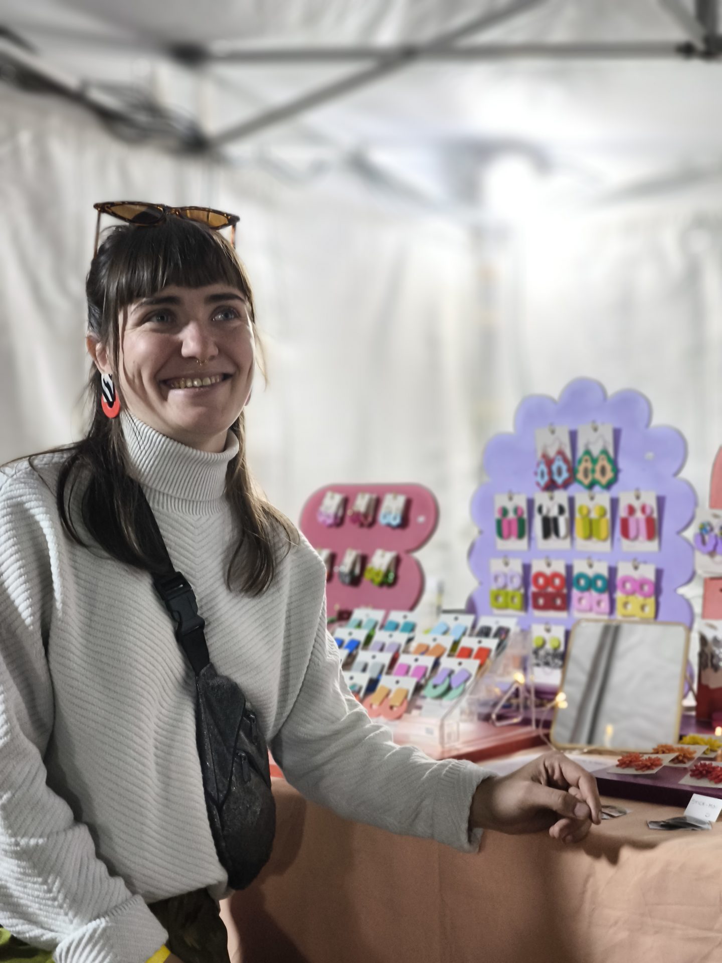 Le village artistique en soirée pendant le festival 2025